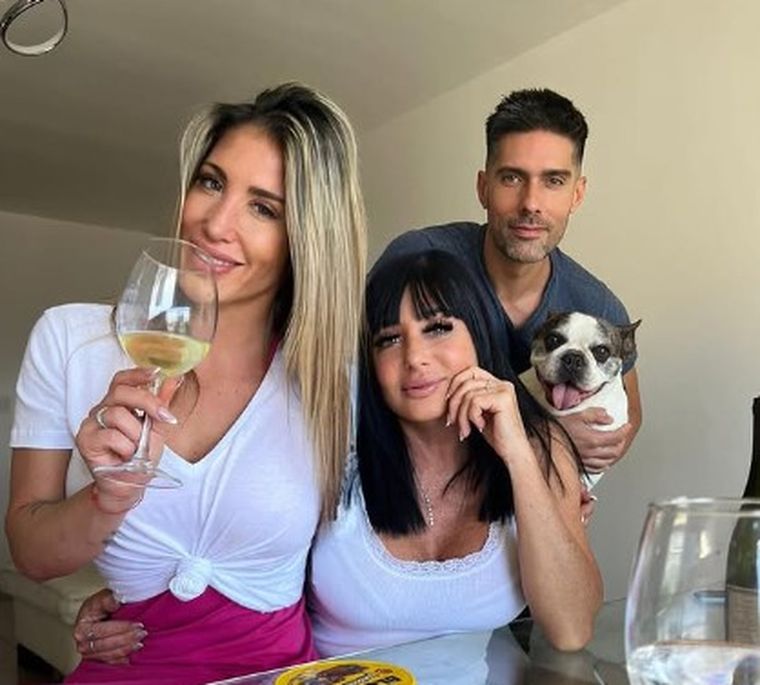 Ayelén Paleo junto a su mamá y su hermano.