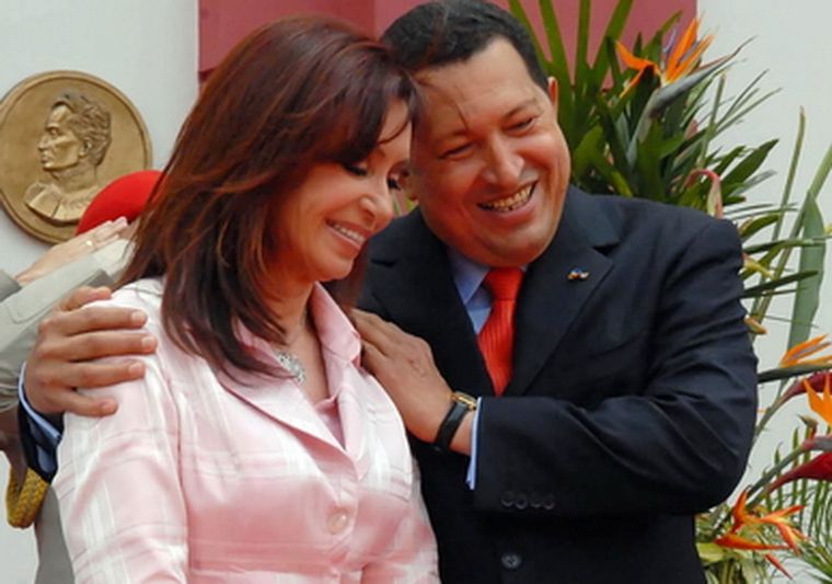 Cristina Kirchner junto a Hugo Chávez. Foto: AFP