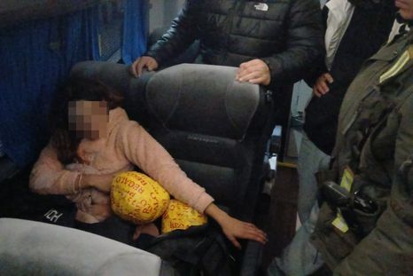 Las pelotas de marihuana que la pasajera tenía en su poder. Las pelotas de marihuana que la pasajera tenía en su poder.