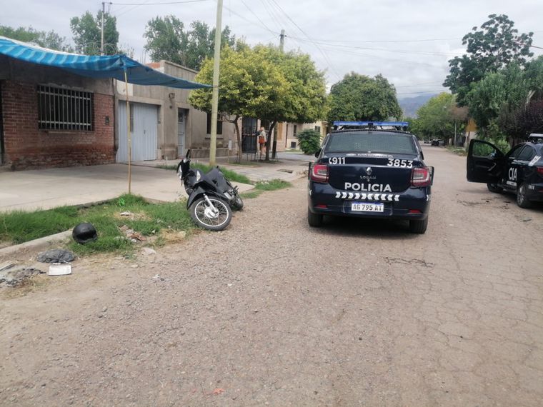 La moto recuperada y una de las patrullas policiales que participó del operativo. La moto recuperada y una de las patrullas policiales que participó del operativo.