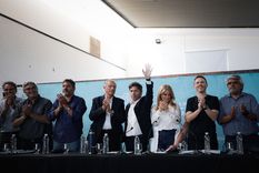 Axel Kicillof en la costa con funcionarios e intendentes