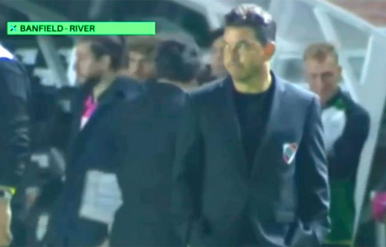Gallardo avaló el insólito penal que cobró Echavarría con un gesto de aceptación mientras jugadores y cuerpo técnico de Banfield no entendían lo que sancionó.