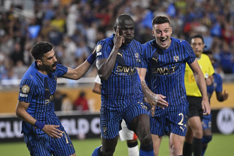 Kalidou Koulibaly de Al Hilal celebra su gol con Ali Lajami y Sergej Milinkovic-Savic. El elenco árabe hizo historia frente al poderoso Manchester City. 
