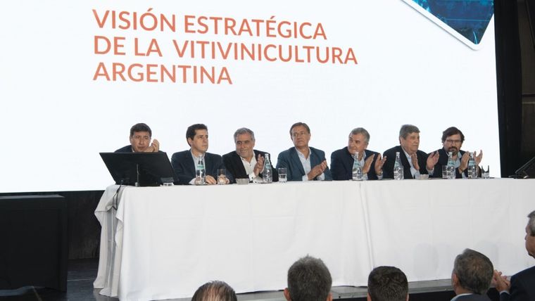 Una imagen de las autoridades que presidieron el Desayuno de la COVIAR 2020.