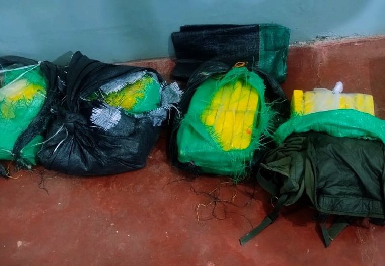 Cinco sujetos fueron detenidos en una zona rural de Salta cuando transportaban más de 80 kilos de cocaína envueltos en lonas.&nbsp;