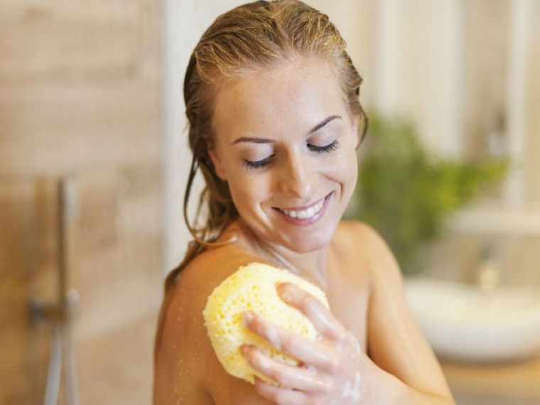 La esponja de baño es un habitual en nuestra ducha pero ¿sabes elegir la correcta? Foto: ActitudFem