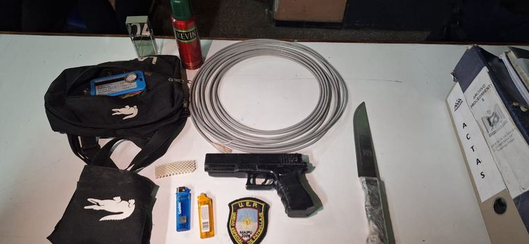 La réplica de arma, el cuchillo y otros elementos incautados en el procedimiento que se realizó en Maipú. 