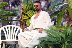 Ricky Martin apareció sentado en una de estas sillas en el espectáculo de medio tiempo de Bad Bunny en el último Super Bowl.