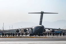 Estados Unidos tiene la mayor presencia militar en el aeropuerto de Kabul. Foto: REUTERS. EE.UU. elige ahora a China y Rusia como adversarios en los que concentrarse.