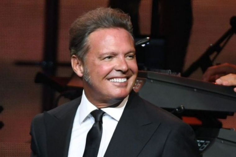 LUIS MIGUEL SE HABRÍA COMPROMETIDO. EL INTÉRPRETE LE HABRÍA DADO UN ANILLO A SU NOVIA ESPAÑOLA.