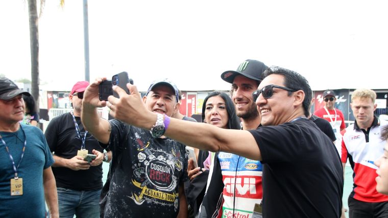 Alex Rins fue uno de los competidores que más tiempo dedicó a sus fans. Foto: Secretaria de Turismo de Santiago del Estero