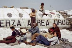 Una escena de la película “La sociedad de la nieve”, que retrata cómo un grupo de jóvenes sobrevivió en la montaña 72 días, sin alimentos. Foto: Netflix