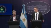 Manuel Adorni y Luis Caputo en la conferencia de prensa de este viernes