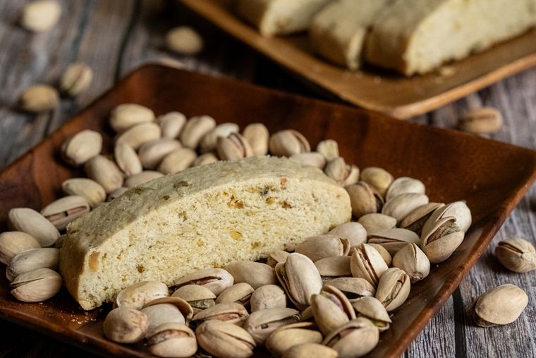 La receta de galletas dulces italianas con pistachos tiene raíces en Sicilia, donde el pistacho es un ingrediente típico. La receta de galletas dulces italianas con pistachos tiene raíces en Sicilia, donde el pistacho es un ingrediente típico.