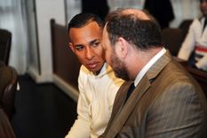 El acusado, Sebastián Villa, junto a su abogado en esta última audiencia del juicio Foto: Télam El acusado, Sebastián Villa, junto a su abogado en esta última audiencia del juicio Foto: Télam