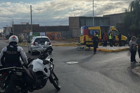 El ciclista fue trasladado tras el impacto en una rotonda de Maipú. El ciclista fue trasladado tras el impacto en una rotonda de Maipú.