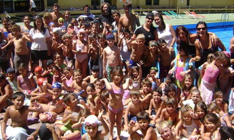 El numeroso grupo de la escuela de verano del Andino Tenis Club. Foto: Gentileza