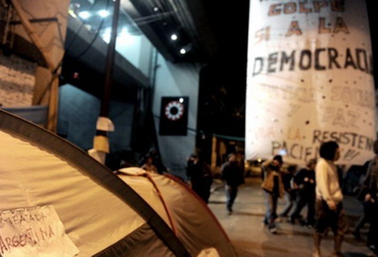 Los manifestantes piden democracia.