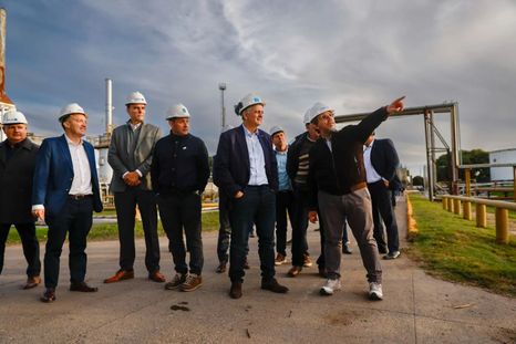 El CEO de YPF, Horacio Marín, recorre las instalaciones de la exrefinería San Lorenzo. El CEO de YPF, Horacio Marín, recorre las instalaciones de la exrefinería San Lorenzo.