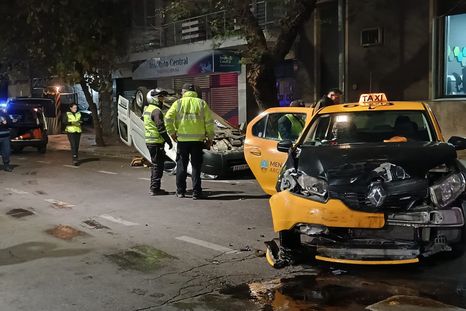 Un taxi chocó con una camioneta que terminó volcada en Rioja y Garibaldi Un taxi chocó con una camioneta que terminó volcada en Rioja y Garibaldi