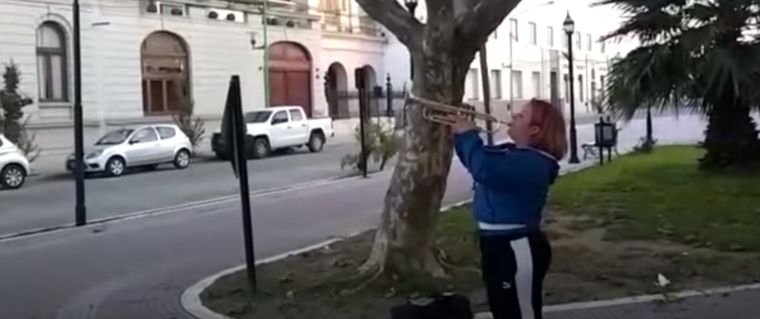 Pamela va a tocarle todos los días a su papá para que se recupere del coronavirus Foto: Captura