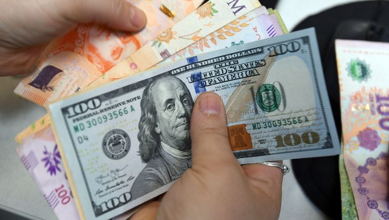 El dólar blue perdió más de 21% desde el pico de enero, y ya tiene una brecha de 40% con el dólar turista Foto: Alf Ponce Mercado/MDZ