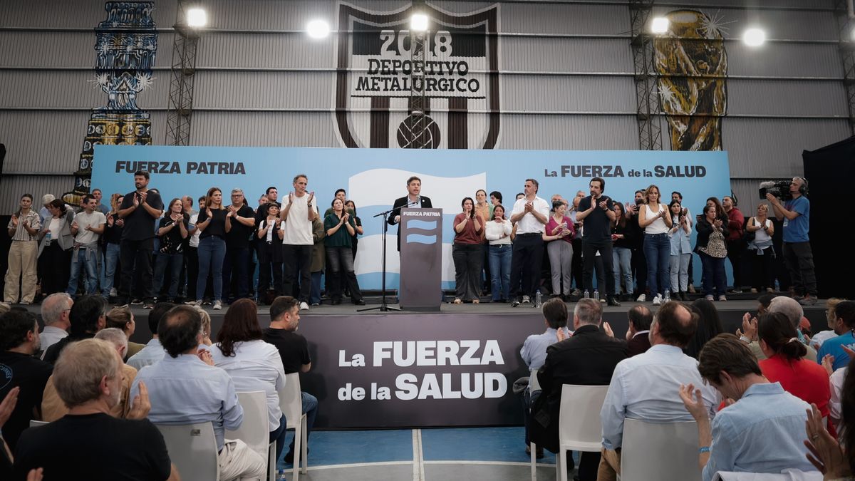 Mientras las piedras caían en Lomas de Zamora, Cristina apareció en la campaña de Axel Kicillof