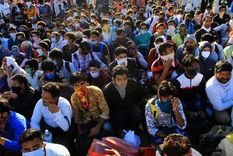 Millones de personas en India desafían el cierre total del país en medio de la pandemia por el coronavirus y buscan volver a sus hogares en las aldeas, lejos de las grandes ciudades.