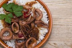 Arroz con calamares Una receta simple y deliciosa para hacer en pocos minutos Foto: Shutterstock