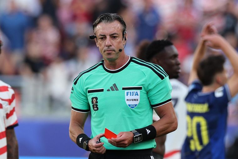 Raphael Claus, el árbitro que expulsó a Folarin Balogun. Raphael Claus, el árbitro que expulsó a Folarin Balogun.