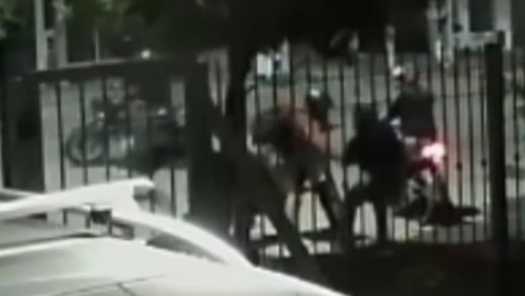 Horda de motochorros la golpeó y arrastró para robarle la moto en Córdobahorda de motochorros la golpeó y arrastró para robarle la moto en Córdoba.
