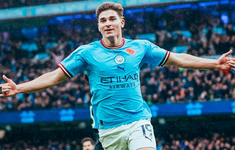 Julián Álvarez volvió a marcar con la camiseta del Manchester City. Foto: (foto: @ManCity).