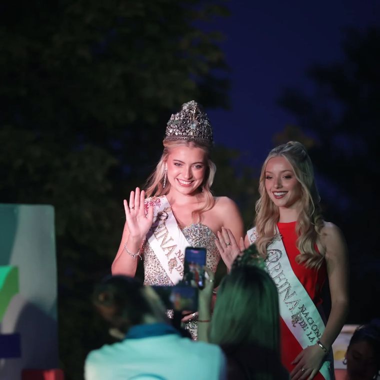 Azul y Agostina, reina y virreina de la Vendimia 2026, durante la caravana en San Rafael. Azul y Agostina, reina y virreina de la Vendimia 2026, durante la caravana en San Rafael. 