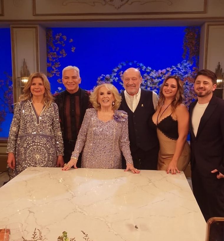 "La Chiqui" junto a sus invitados. "La Chiqui" junto a sus invitados.