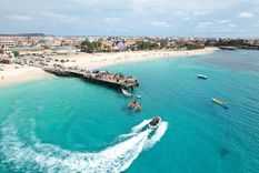 Cabo Verde combina playas de arena clara, aguas turquesas y paisajes volcánicos en pleno océano Atlántico.