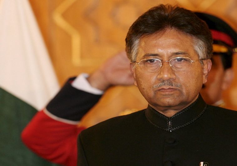 El presidente de Pakistán, Pervez Musharraf, al jurar un nuevo mandato de cinco años Foto: EFE