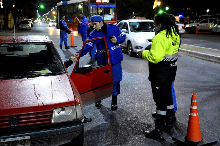Una mujer policía fue atropellada en un control vehicular