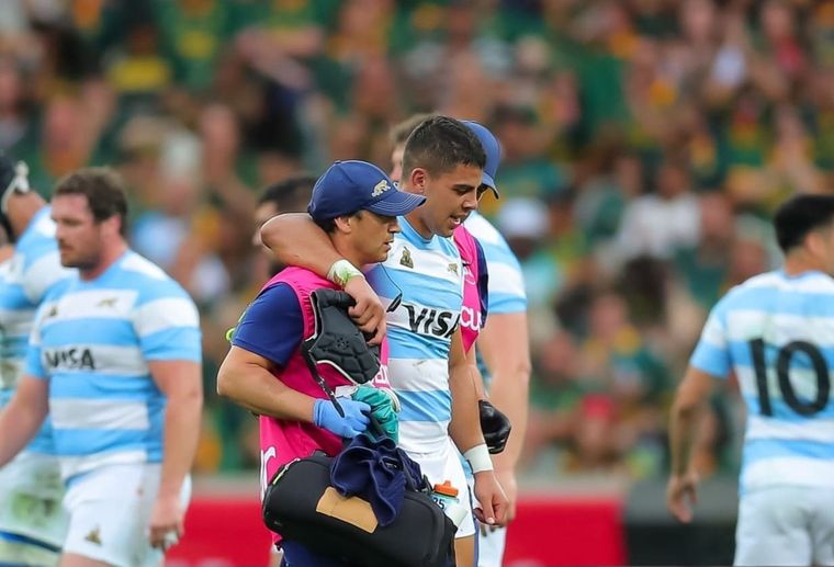 Chocobares se retira de la cancha: la lesión en su rodilla es menos grave de lo que se temía. Foto: @aplenorugby
