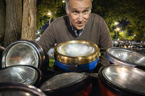 Simón lleva una vida dedicada a los repuestos de autos clásicos: un hobby, un negocio y una gran pasión. Simón lleva una vida dedicada a los repuestos de autos clásicos: un hobby, un negocio y una gran pasión.