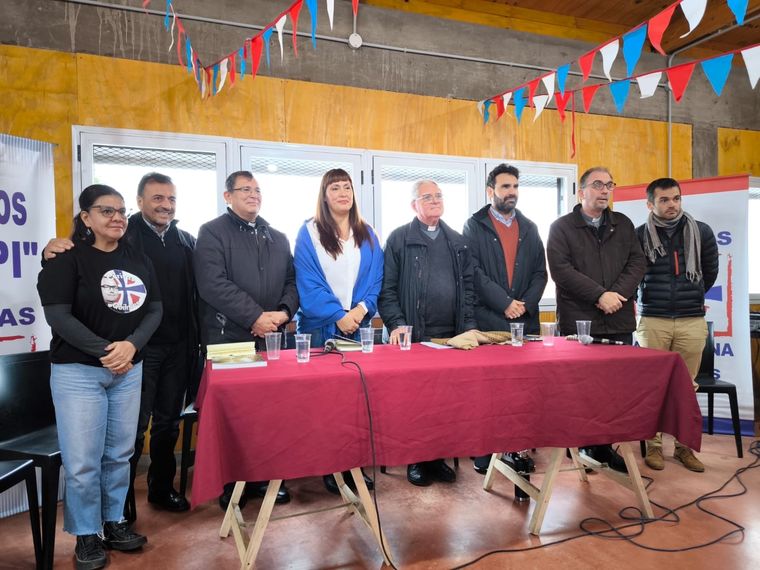 Miño, en el medio, acompañada por Ojea y Mario Quintana