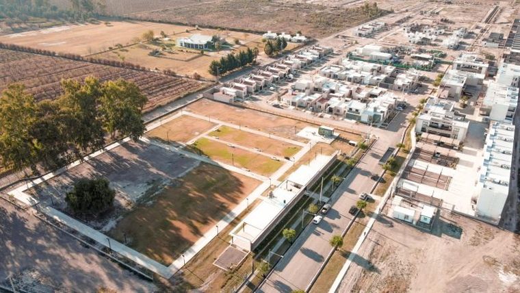 Pueblo Nuestro propone una urbanización privada con lotes más chicos y servicios completos, pensada para quienes buscan su primera vivienda en cuotas. Pueblo Nuestro propone una urbanización privada con lotes más chicos y servicios completos, pensada para quienes buscan su primera vivienda en cuotas.