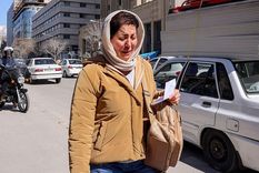 Una mujer llorando en las calles de Teherán este martes. Una mujer llorando en las calles de Teherán este martes.