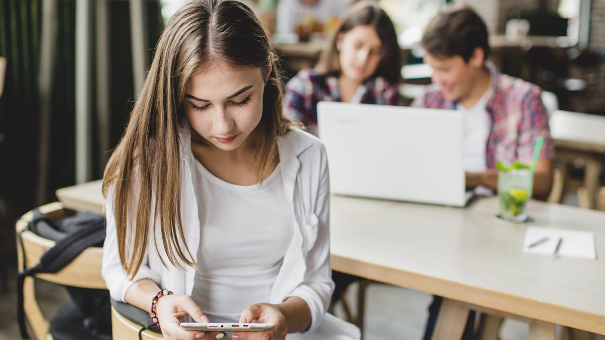 El daño que ocasiona el celular en el cerebro: un neurólogo contó qué hay detrás del multitasking