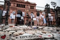 Marcha de las piedras Un grupo de ciudadanos, autodenominados como guardianes de las piedras, se encargan de mantener el homenaje en condiciones Foto: AS