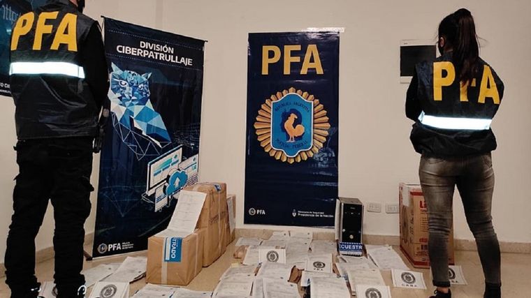 Cifras Más de 200 líneas telefónicas de Argentina participaban en los grupos de pedófilos. Foto: Policía Federal.