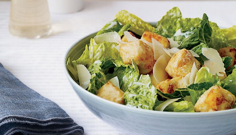 Vas a necesitar muy pocos ingredientes para hacer esta ensalada rica y saludable Foto: Freepik