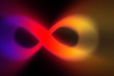 El infinito es eterno e inconmensurable.