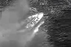 Tras el operativo, la Guardia Costera desplegó un dispositivo de búsqueda y rescate para asistir al único tripulante que sobrevivió.