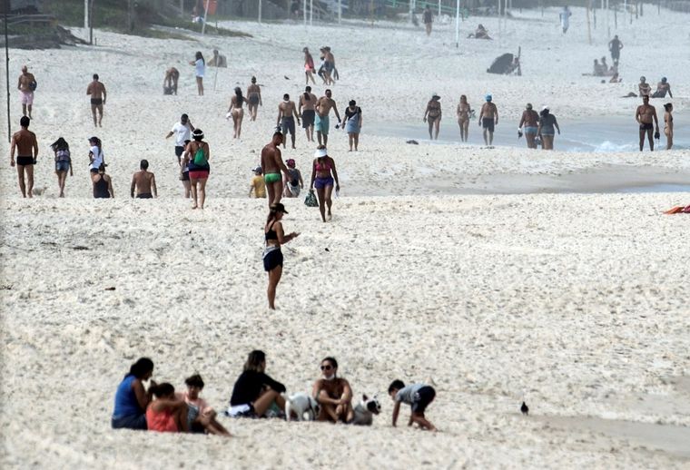 Decenas de personas disfrutan de la playa de Brarra de tijuca este viernes, pese a que las autoridades en la ciudad han pedido a los ciudadanos respetar las medidas de aislamiento por la pandemia.