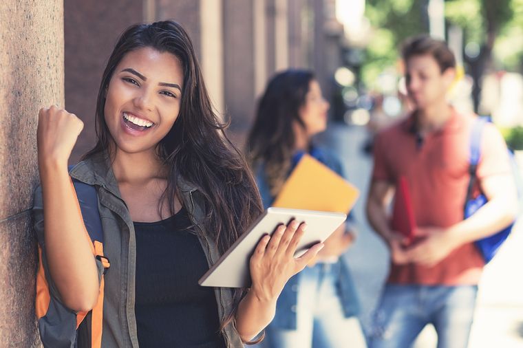 Analiza este catálogo de becas para latinos. Foto: Archivo